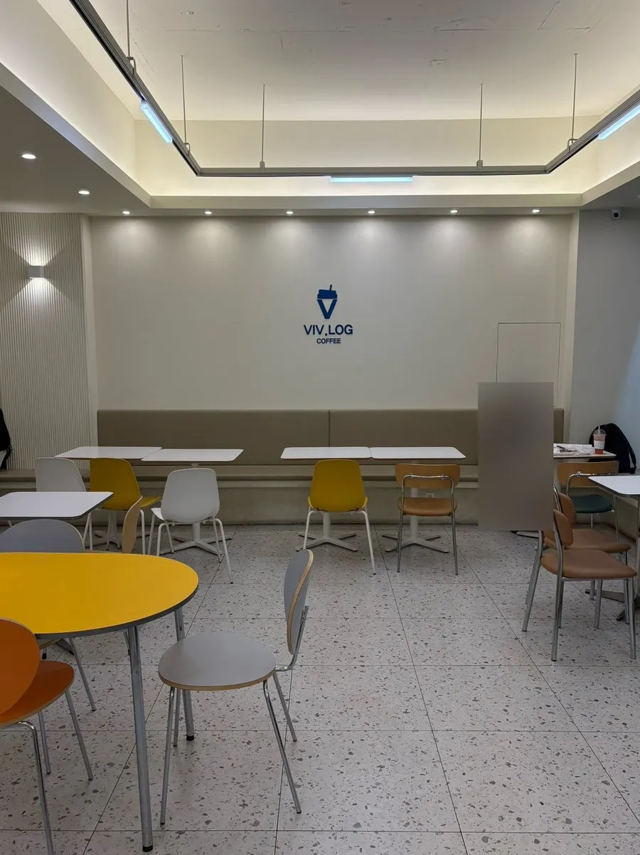 Bright café seating good for studying