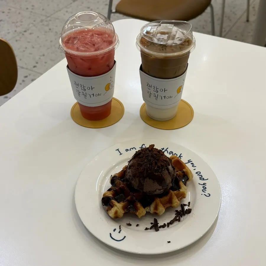 Order of tomato juice, café latte, and croffle