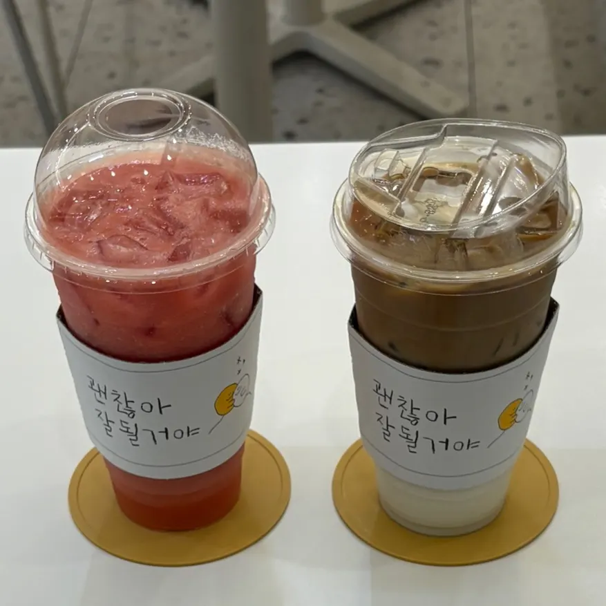 Tomato juice and café latte drinks