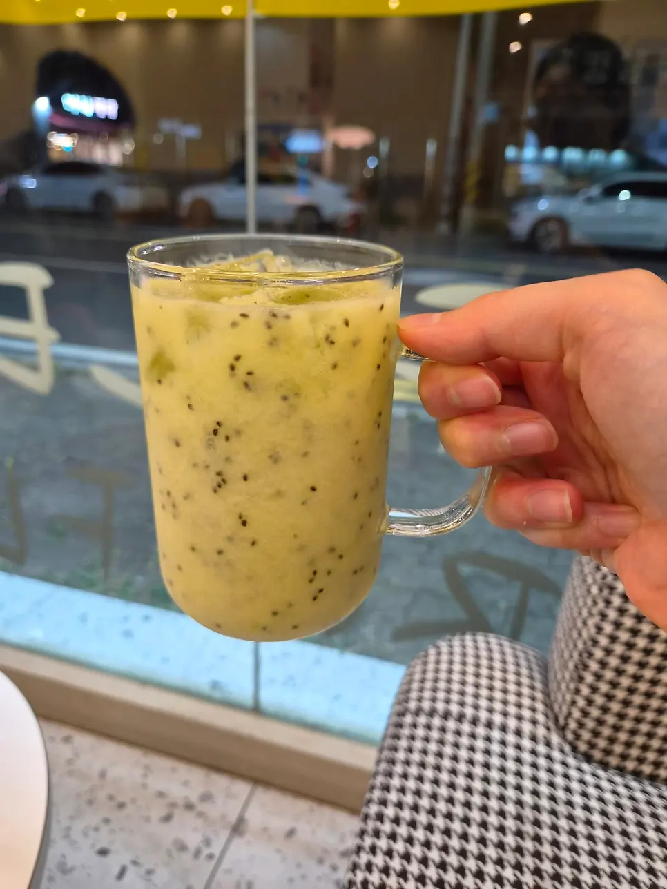 Thick-textured kiwi juice