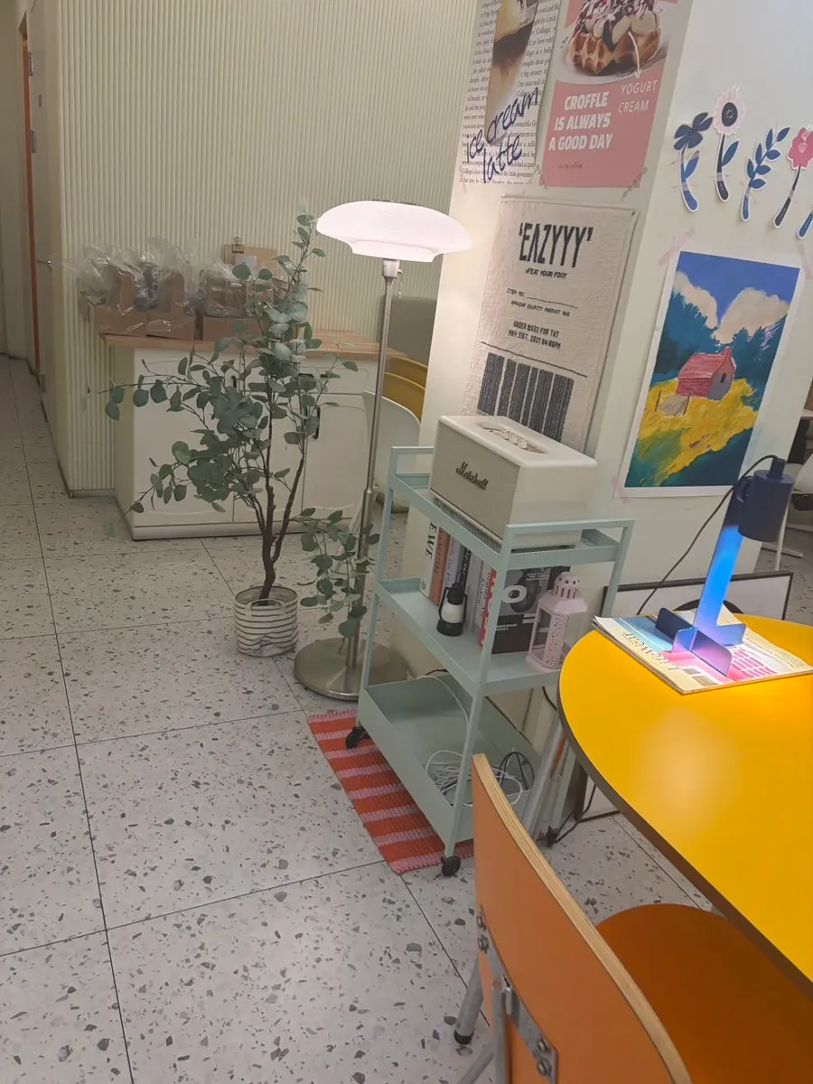 아이보리와 네이비 포인트 카페 인테리어