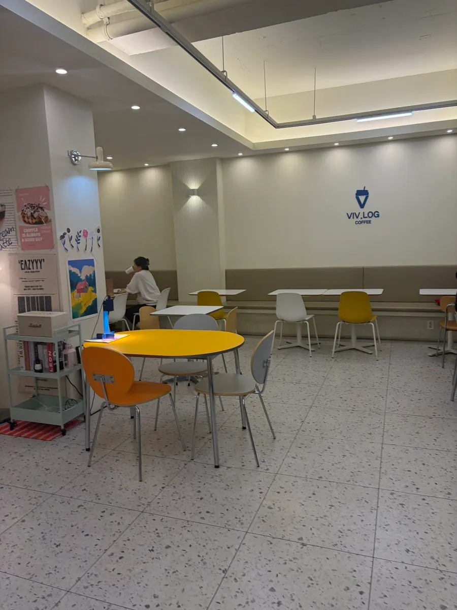 카페 내부 네이비 포인트 공간