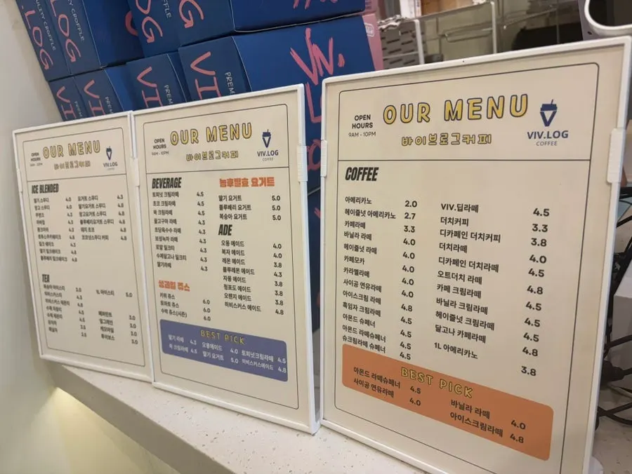 은은한 조명의 카페 내부 전경