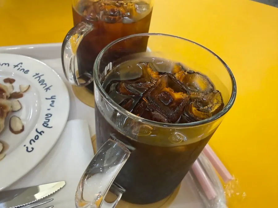 아몬드와 메이플시럽을 올린 크로플