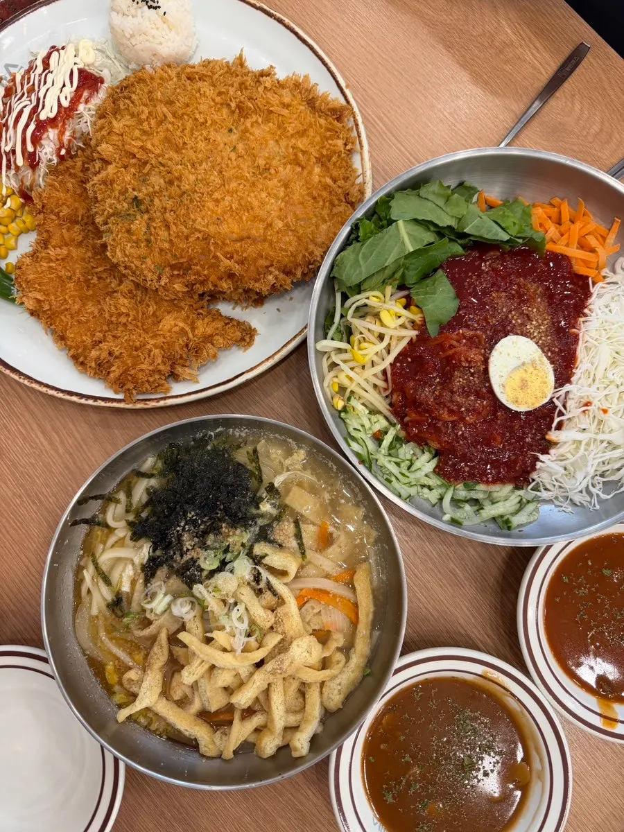 진심 왕 더블 돈까스와 쫄면, 멸치칼국수 주문 상차림