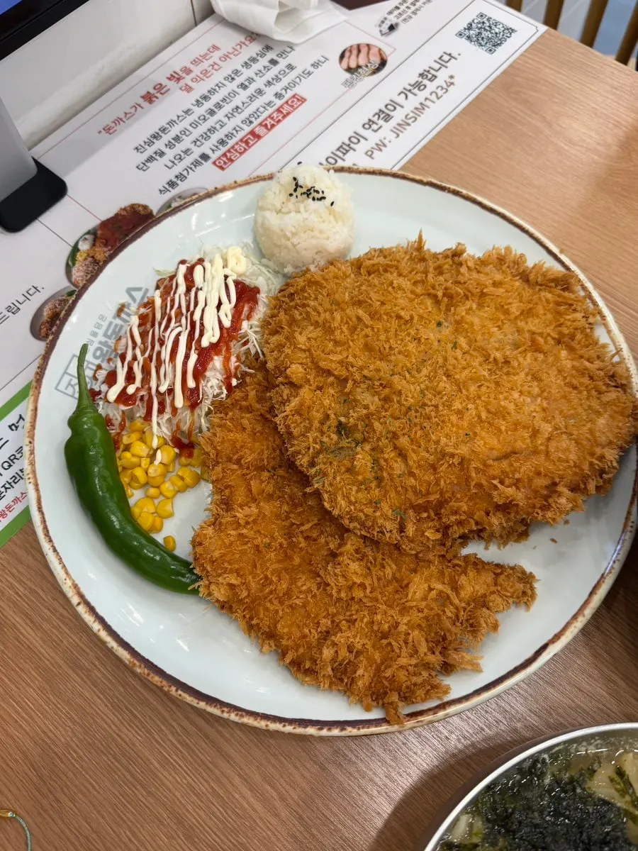 지름 25cm 등심돈까스 두 장이 담긴 진심 왕 더블 돈까스