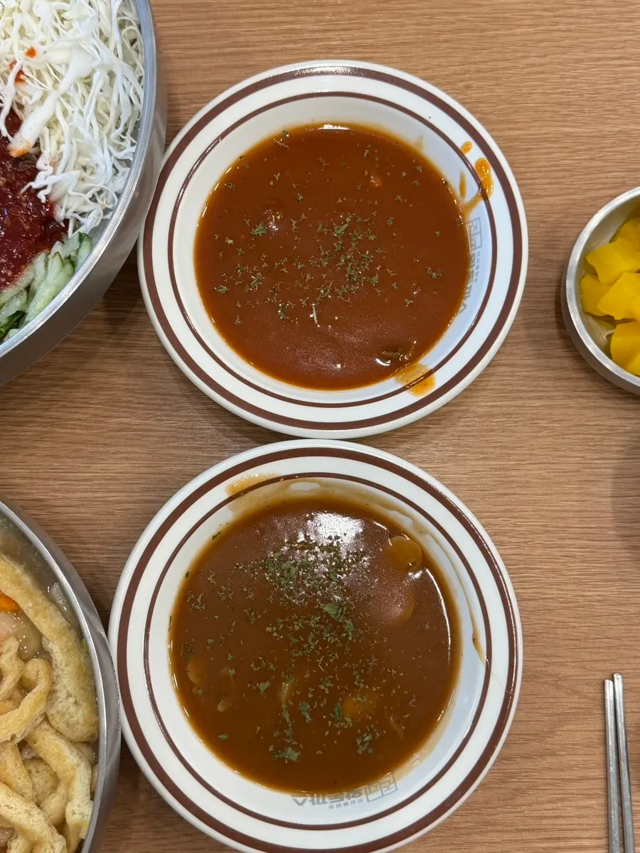 따로 받은 기본 소스와 추가 매운소스