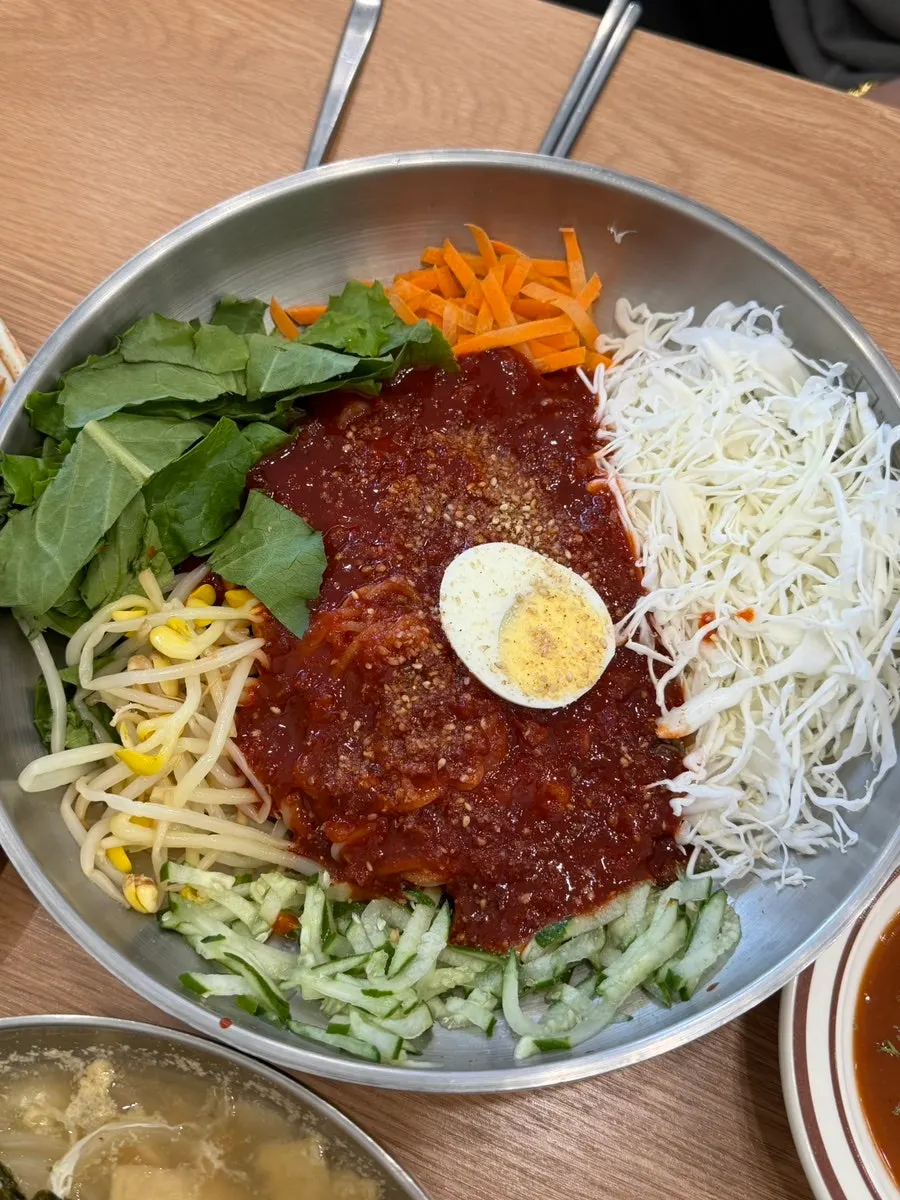 재료가 푸짐하게 올라간 진심 왕 쫄면