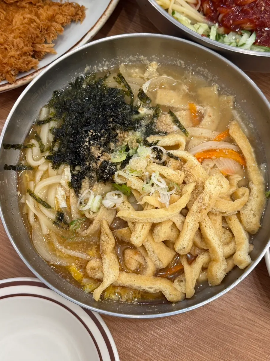 큰 그릇에 담겨 나온 멸치칼국수