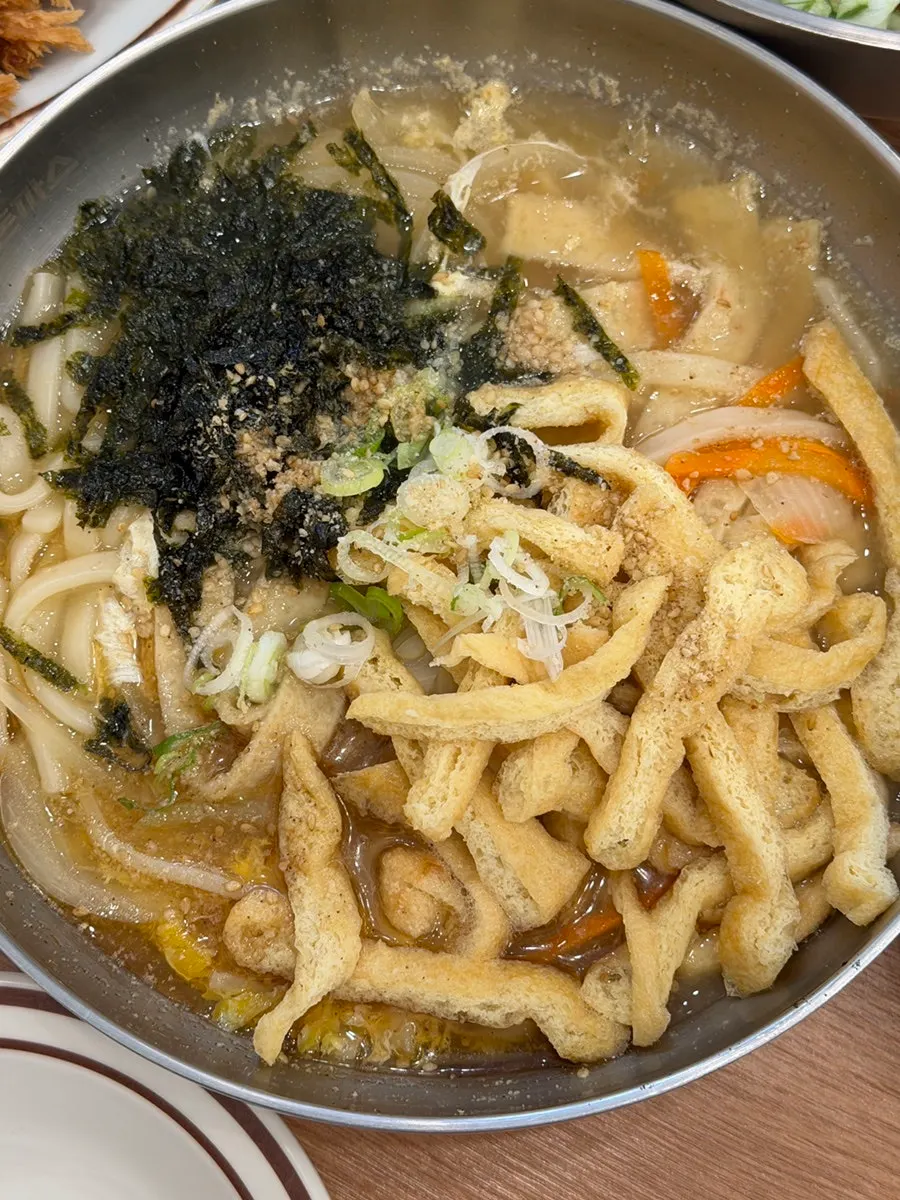 맑은 국물의 멸치칼국수 면발