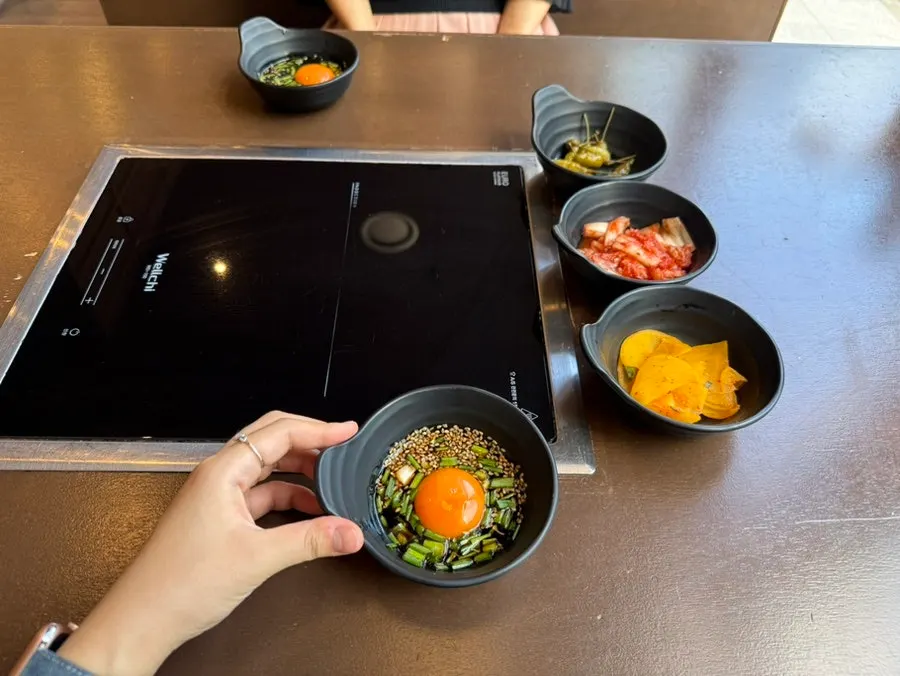 김치와 단무지 등 기본 반찬 세팅