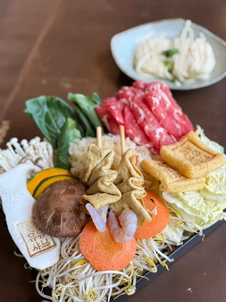 야채와 버섯이 담긴 유유샤브 한 상