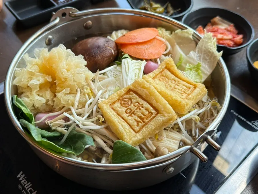 육수에 야채를 넣은 샤브샤브 냄비