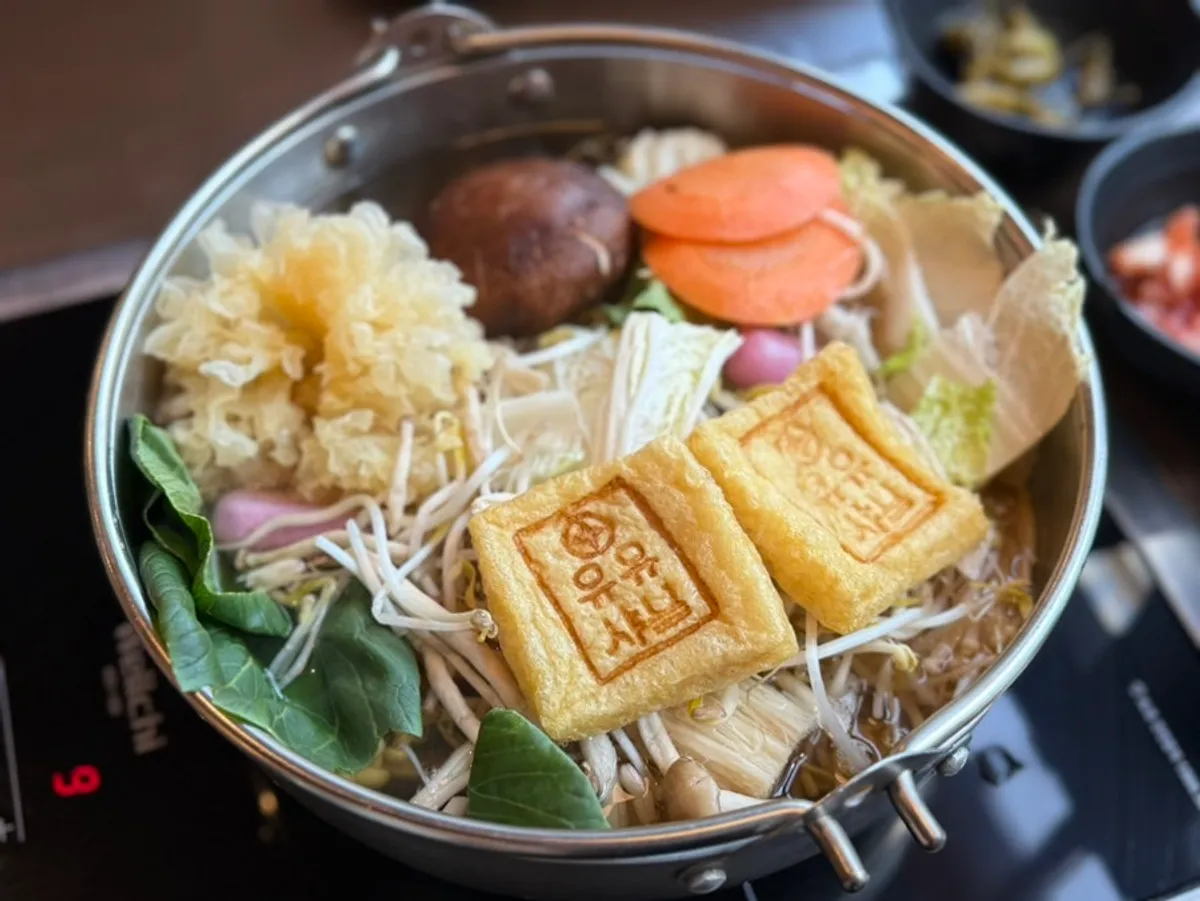 야채로 가득 찬 샤브샤브 냄비