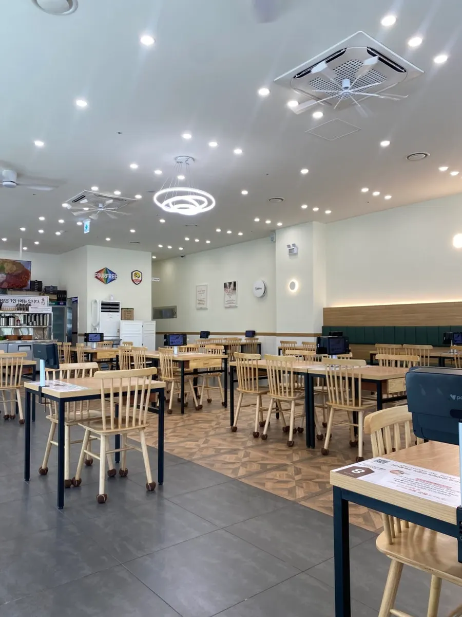 Spacious dining room inside Jinsim Wang Donkkaseu