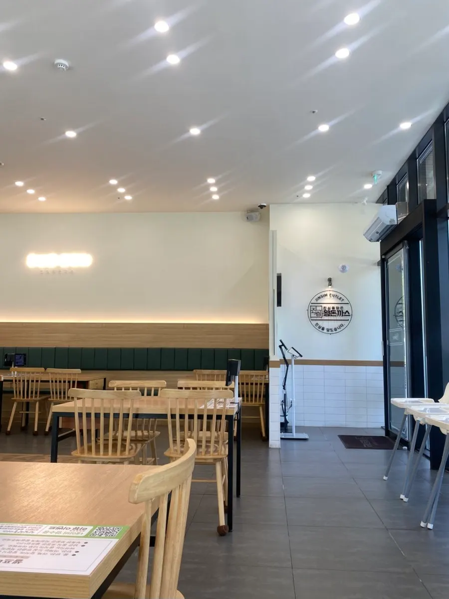 Interior of a pork cutlet restaurant suitable for groups