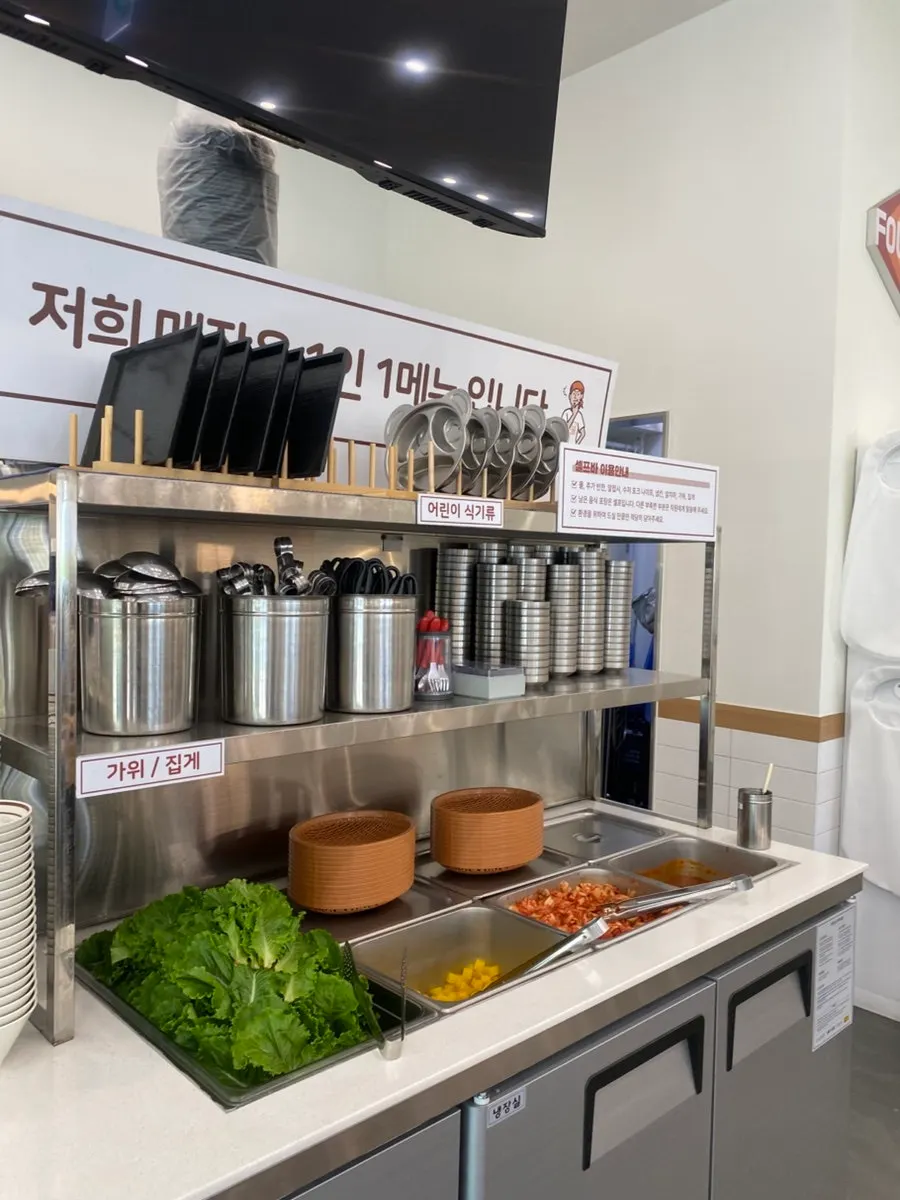 Serving robot delivering ordered dishes