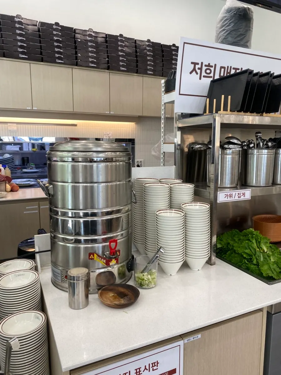 Serving robot at the pork cutlet restaurant