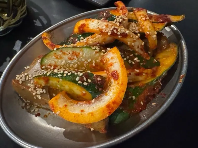 참숯집 테이블에 차려진 반찬 전체