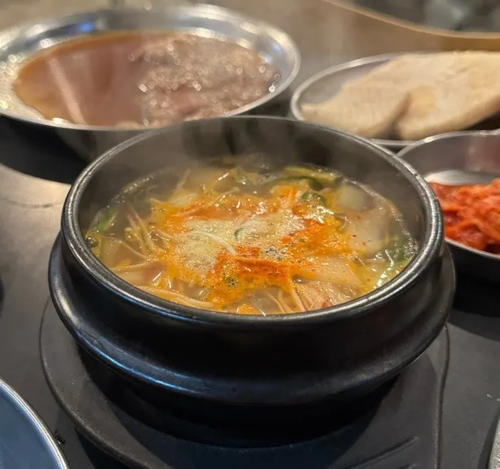 숯 불판 위에 올린 양념갈비