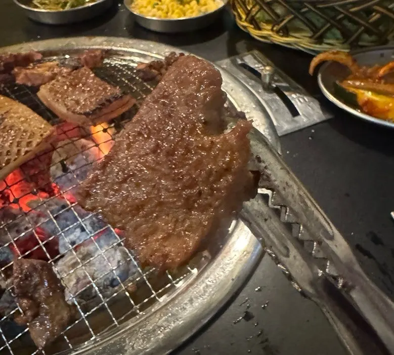오동통하게 구워진 돼지껍데기