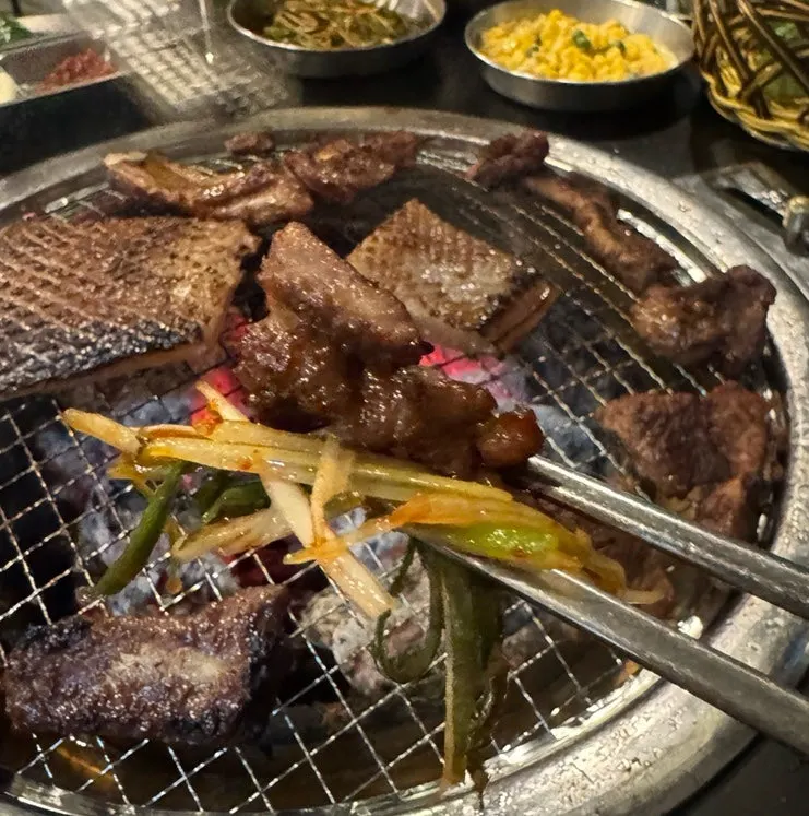 파절이에 올린 양념갈비 한 점