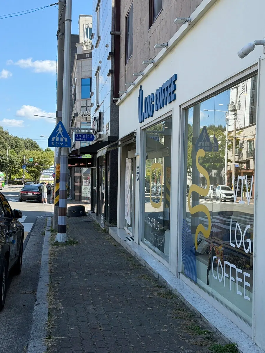 Exterior of Vibe Log Coffee Naju Dongshin University Branch on Daeho-gil in Naju