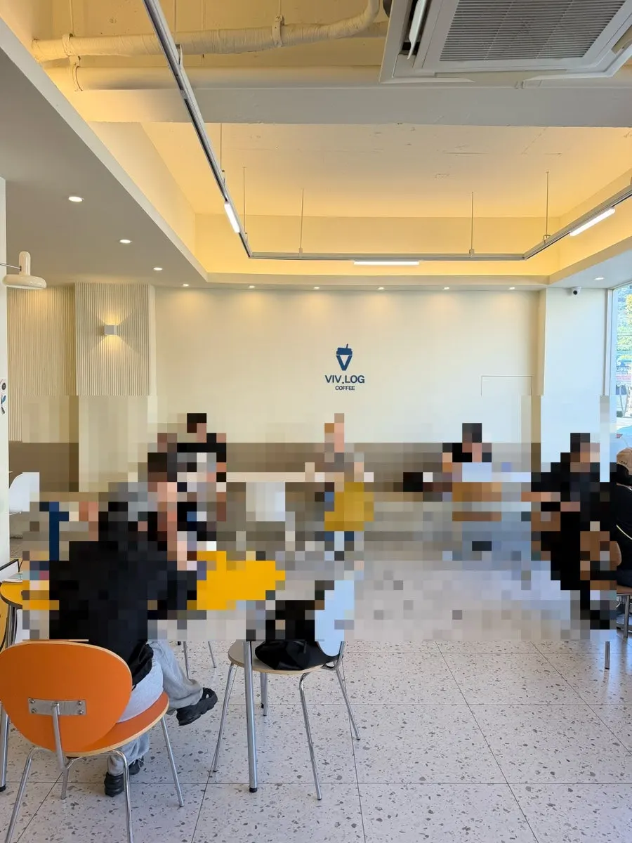 Café interior decorated in ivory and navy tones