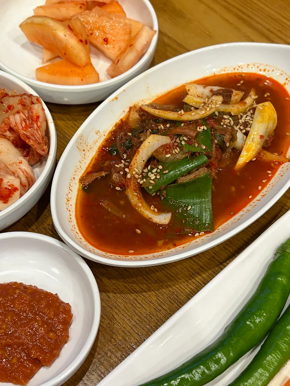 Lauk seokbakji dan sayur-sayuran buatan sendiri