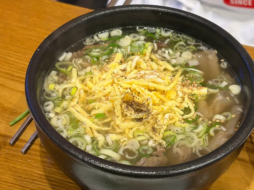 Naju gomtang special penuh dengan daging dan suji