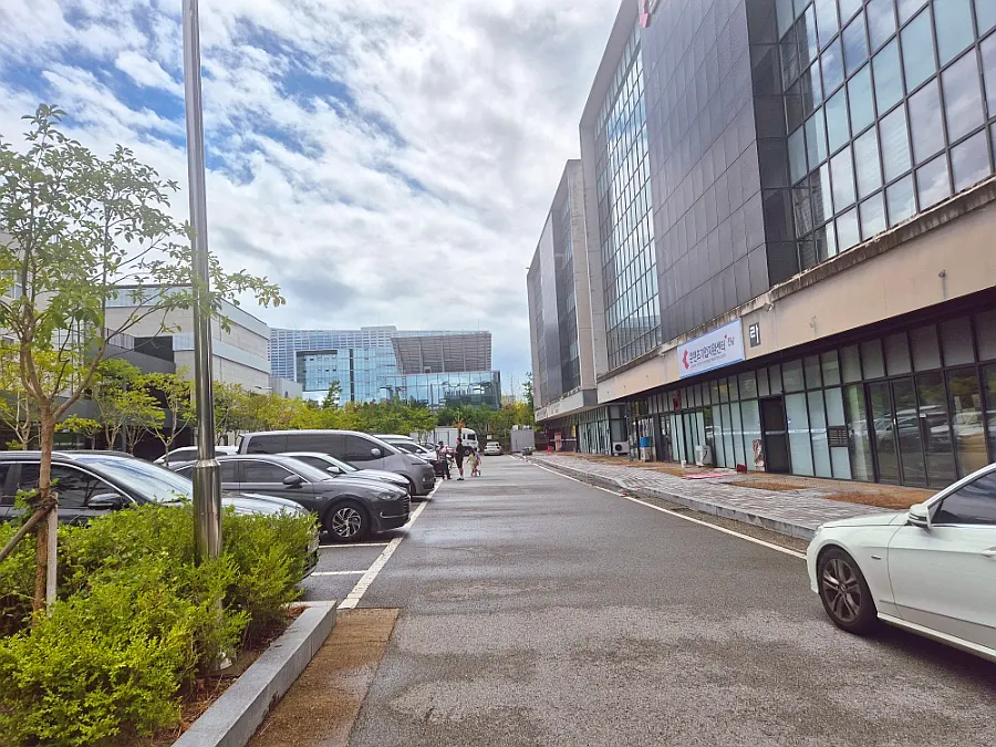 Spacious parking lot at Jinsim Wang Donkkaseu Naju Innovation Branch