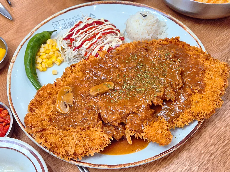 Jinsim Wang Double Pork Cutlet with two 25cm cutlets