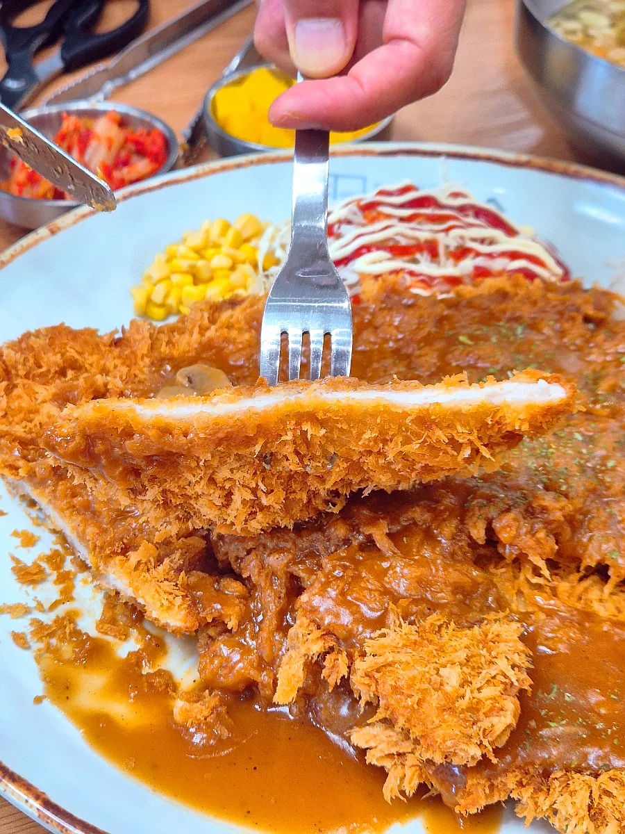 Cross-section of the sauce-on Jinsim Wang Donkkaseu