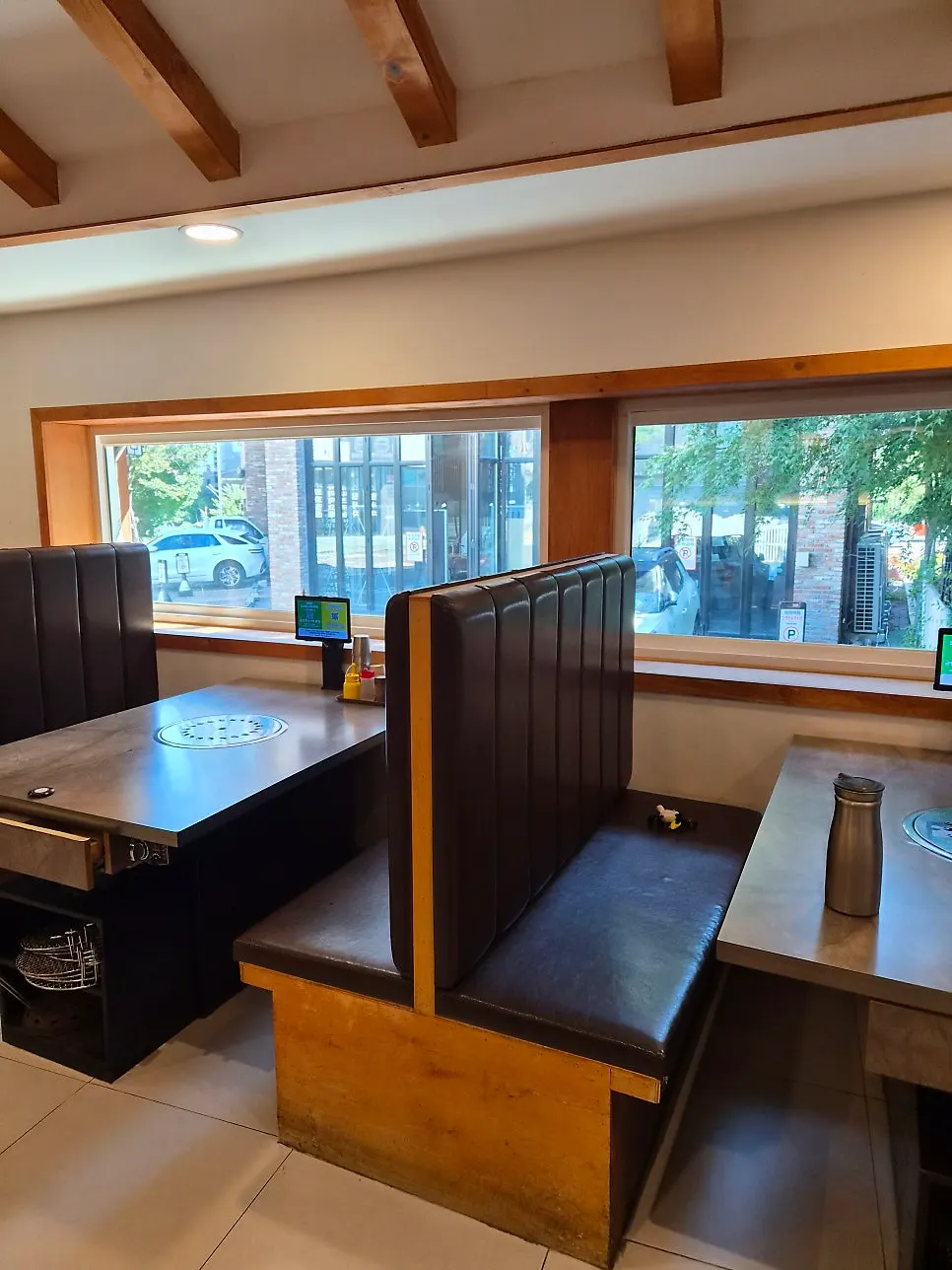 Interior seating area of Najumyeonok Gwacheon Branch