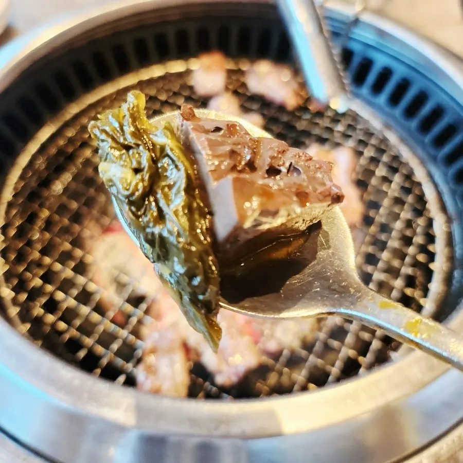 切って焼いた花カルビ肉