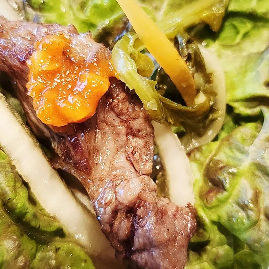 ケジャンの甲羅につけて食べる花カルビ肉
