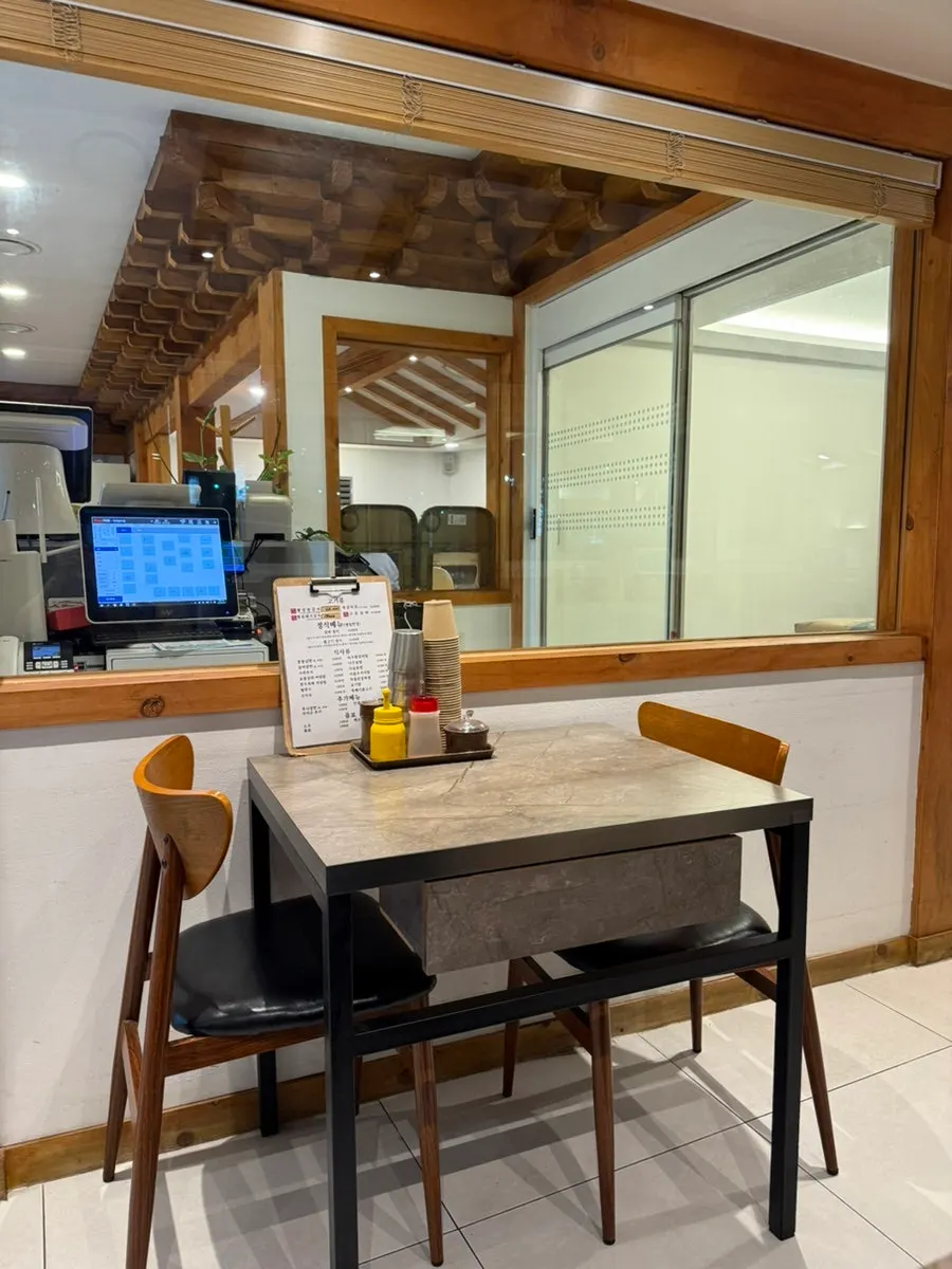 Hanok-style interior of Najumyeonok Gwacheon Branch