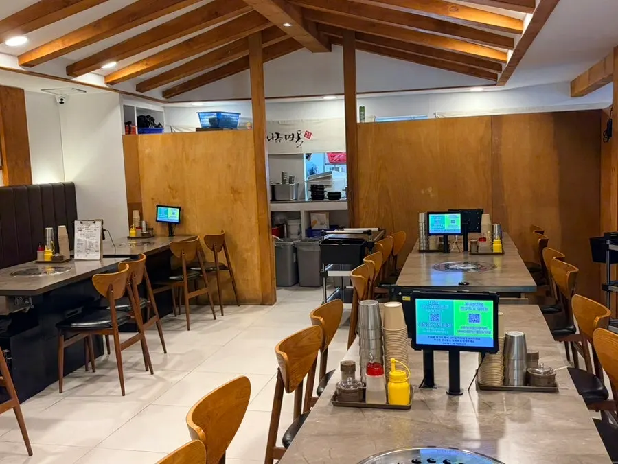 Open hall seating at Najumyeonok Gwacheon Branch