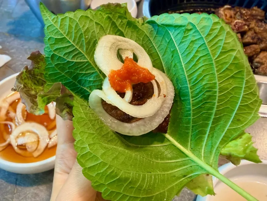 Ribs and side dishes placed on lettuce wraps