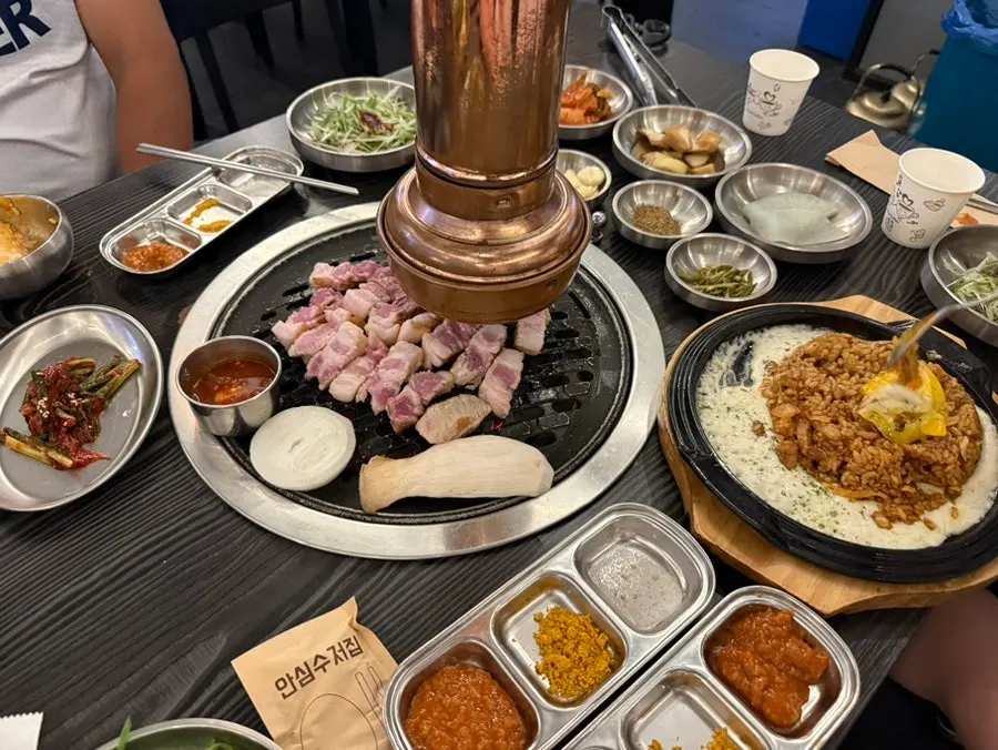 불판에 올라간 육온담 삼겹살