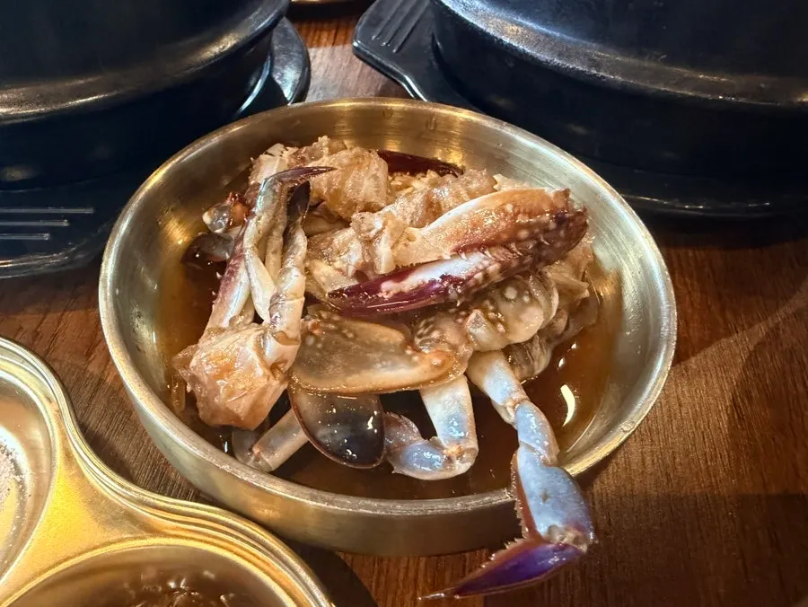 Crab jjiglae broth and crab