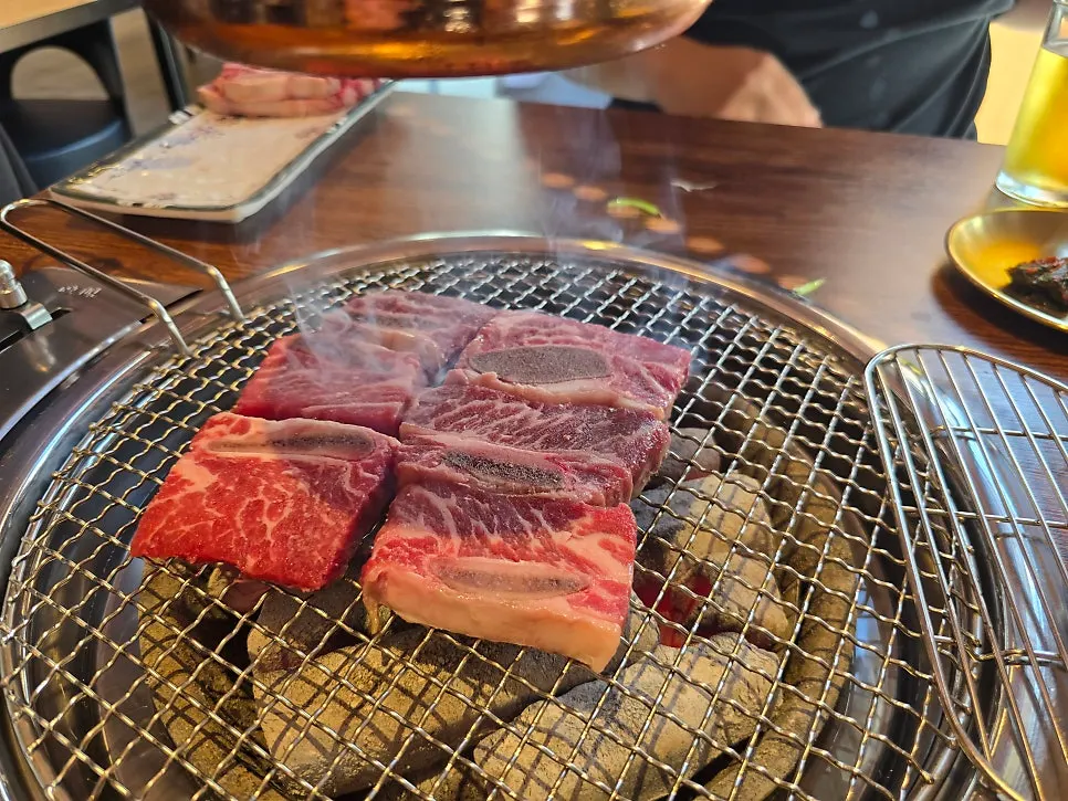 숯불에 올리기 전 소생갈비