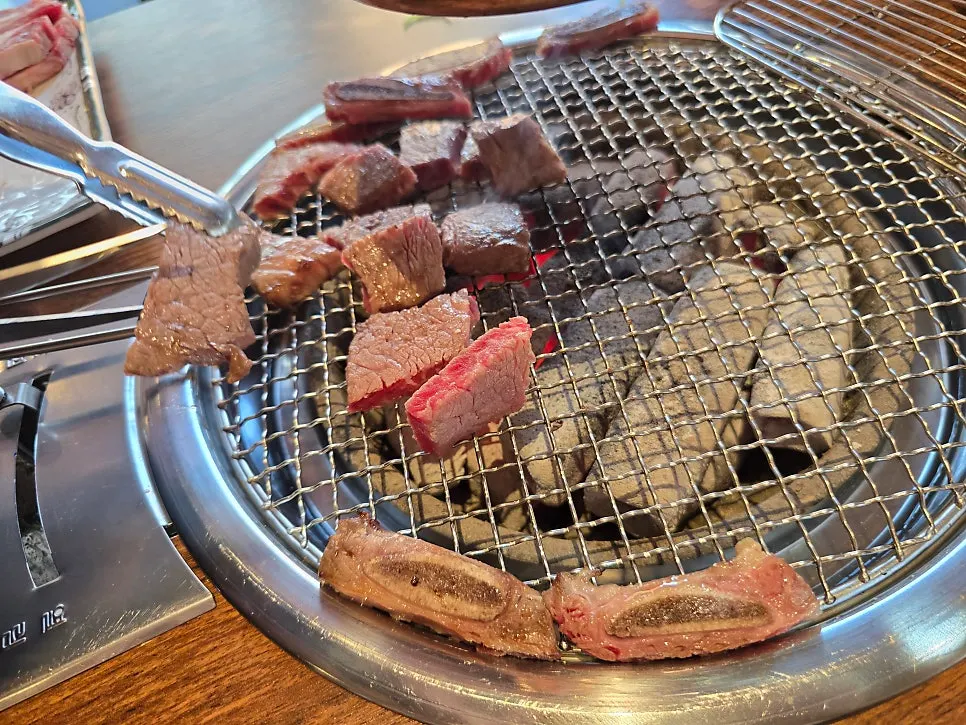 직원이 가지런히 굽는 소생갈비