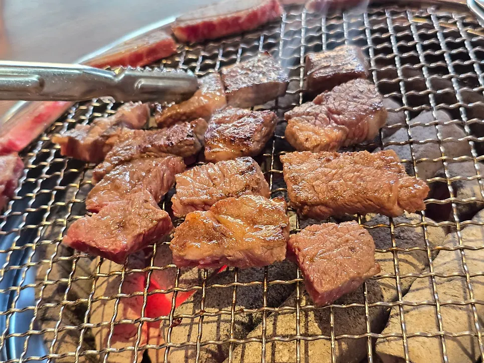 촉촉하게 익힌 숯불 소생갈비