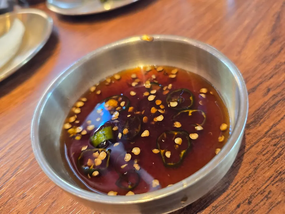 와사비와 소스를 곁들인 갈비