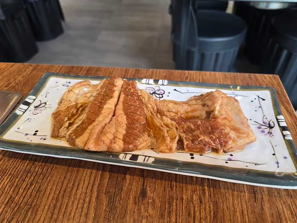 추가 주문한 돼지갈비 반접시
