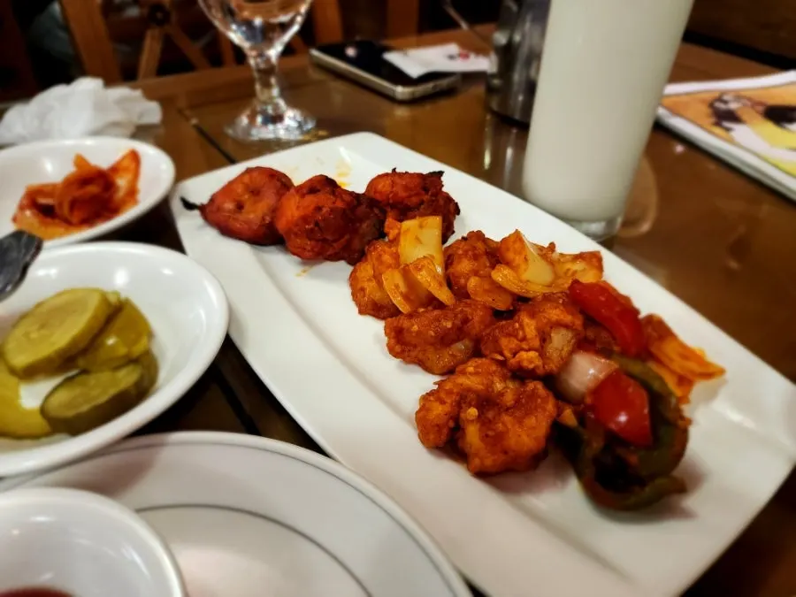 붉은빛이 도는 치킨티카 4조각