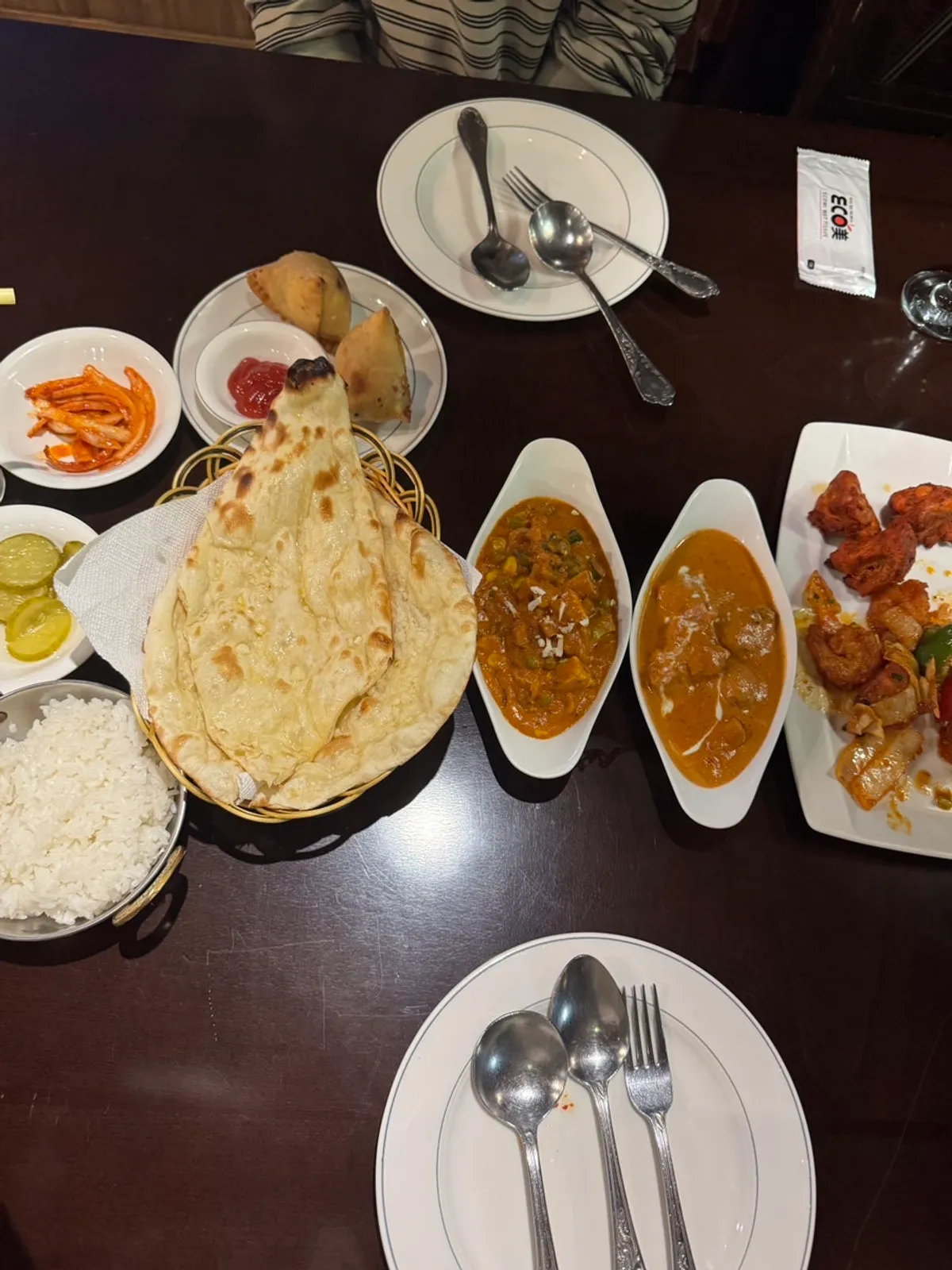 커플세트가 모두 차려진 테이블 한상