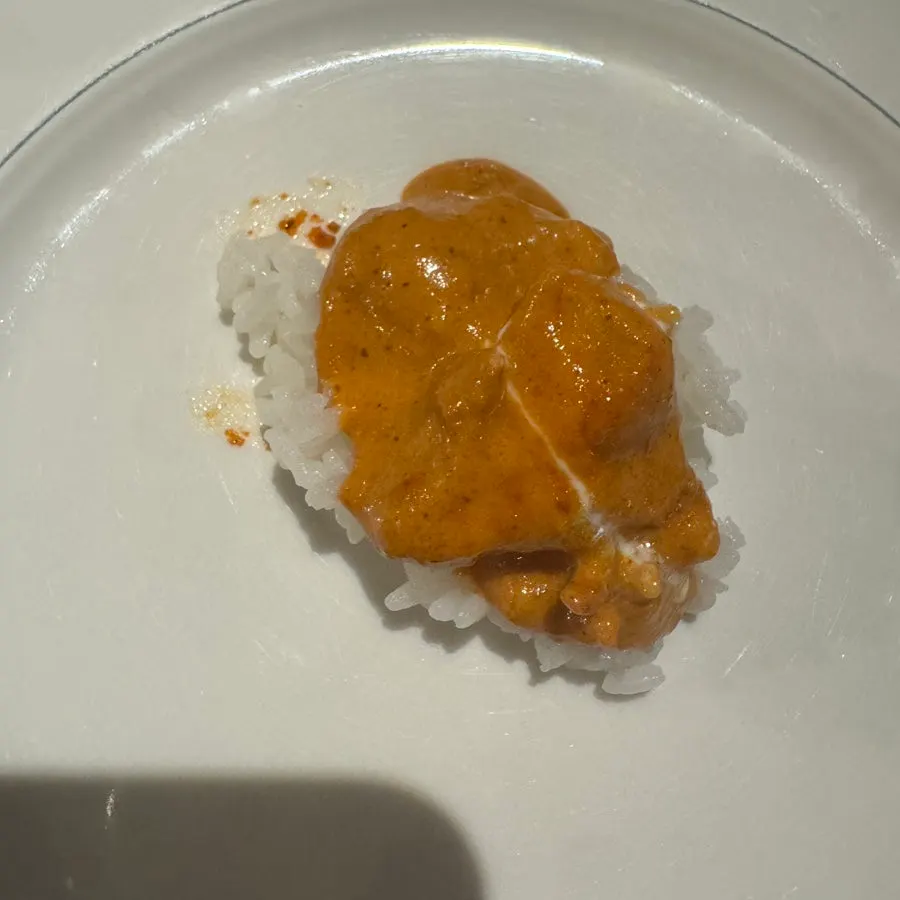 치킨마크니에 찍어 먹는 갈릭난 한 조각
