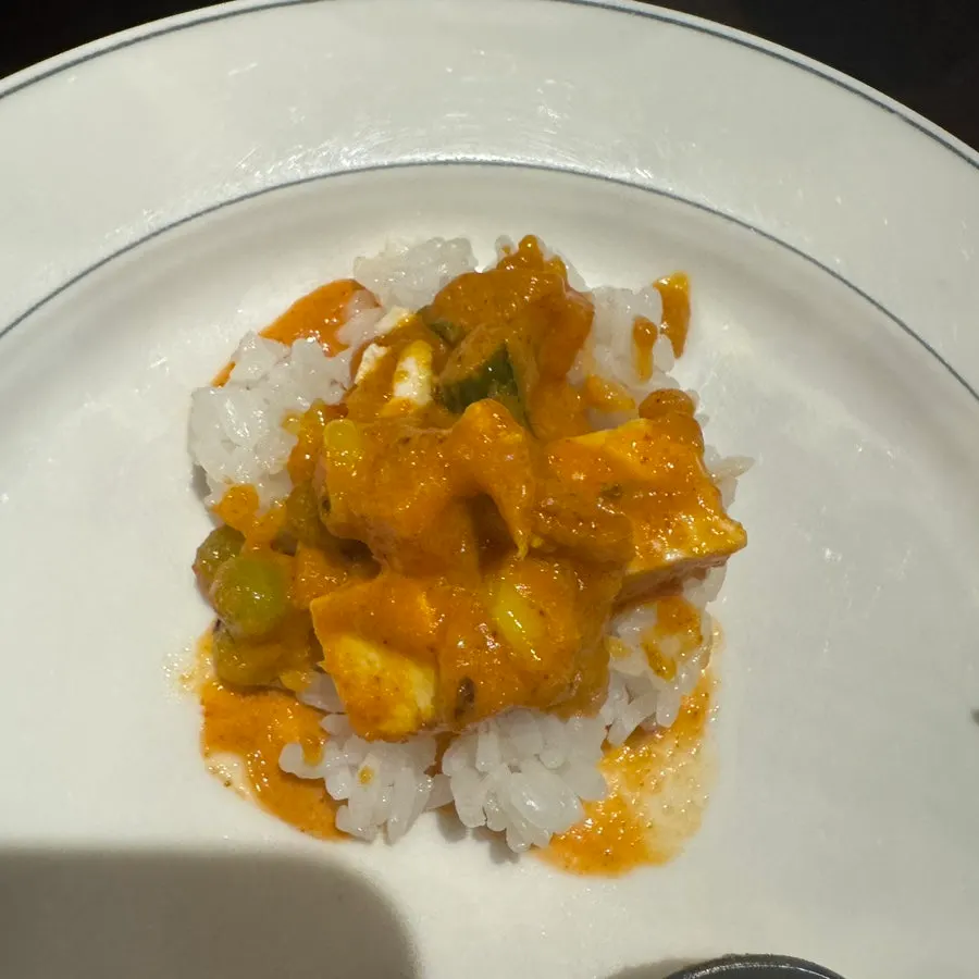 커리를 올린 플레인라이스 한 그릇